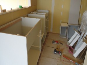 キッチン組立中です。